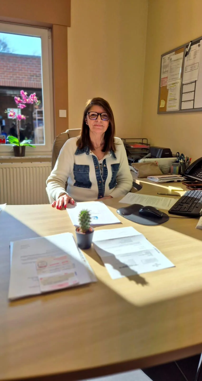 Encadrante Kap Services au bureau administratif
